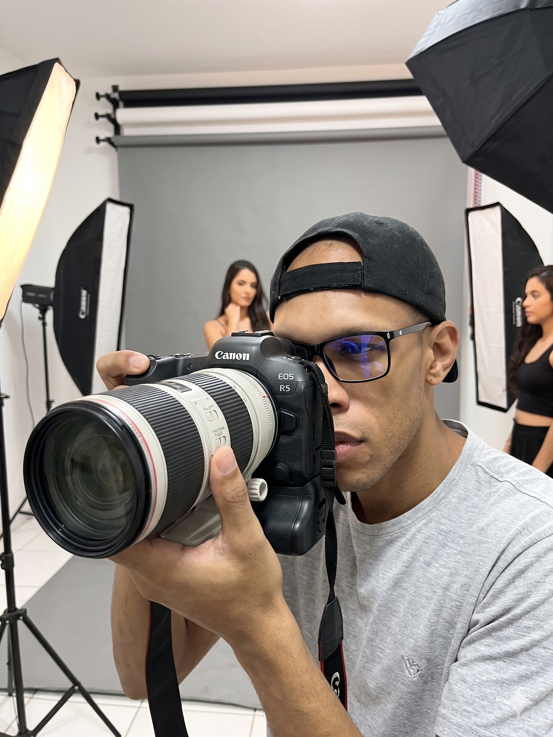 Omar, fotógrafo profesional en Medellín e Itagüí especializado en retratos artísticos, bodas y bautizos en Antioquia